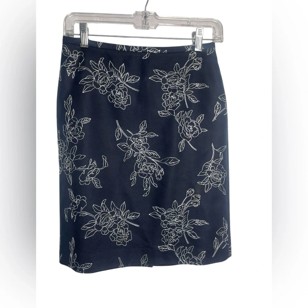 Ann Taylor‎ skirt size 4 petite black & white embroidered pencil skirt 🖤🤍🖤